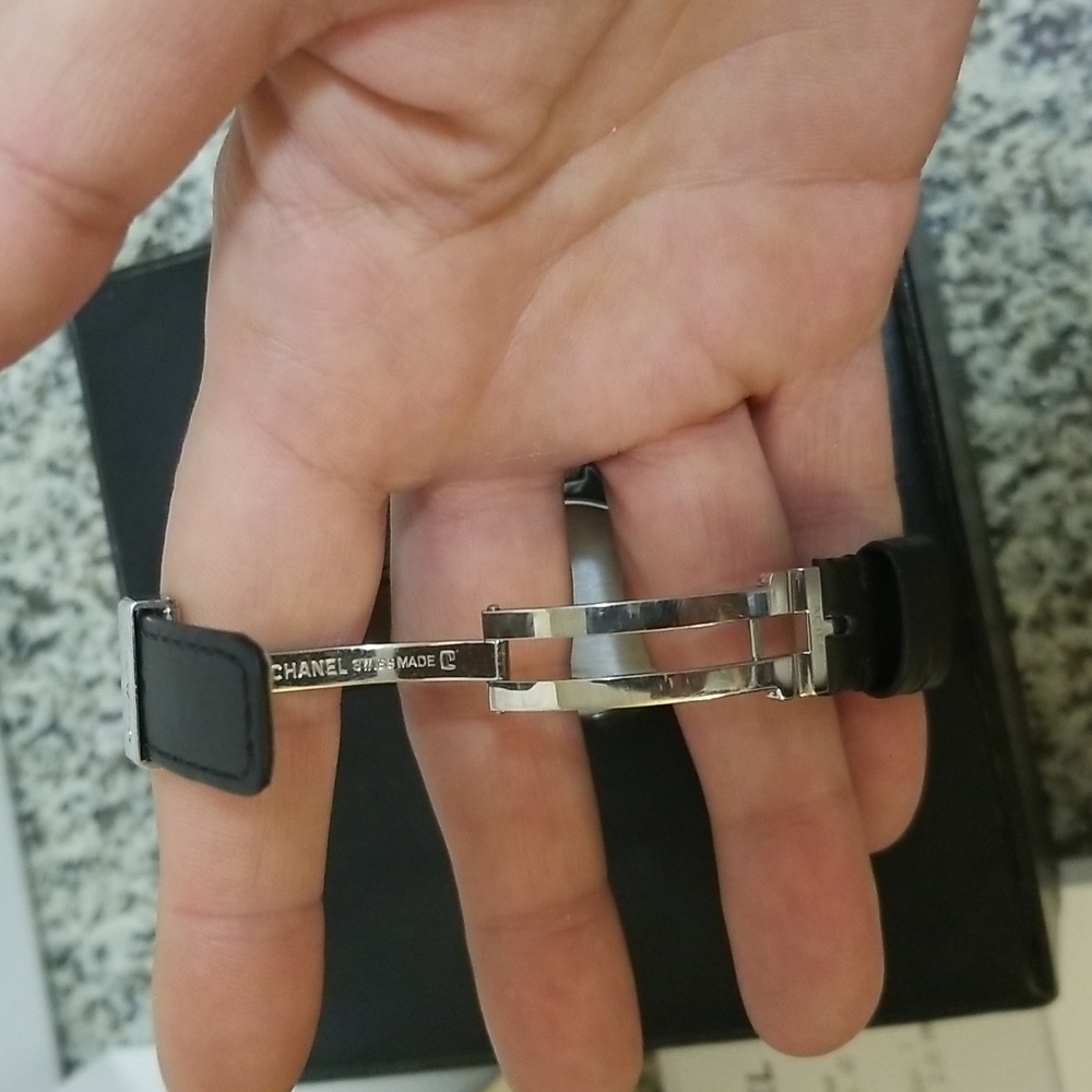 Chanel Iconic J12 Quartz 33mm watch - Picture 8 of 16